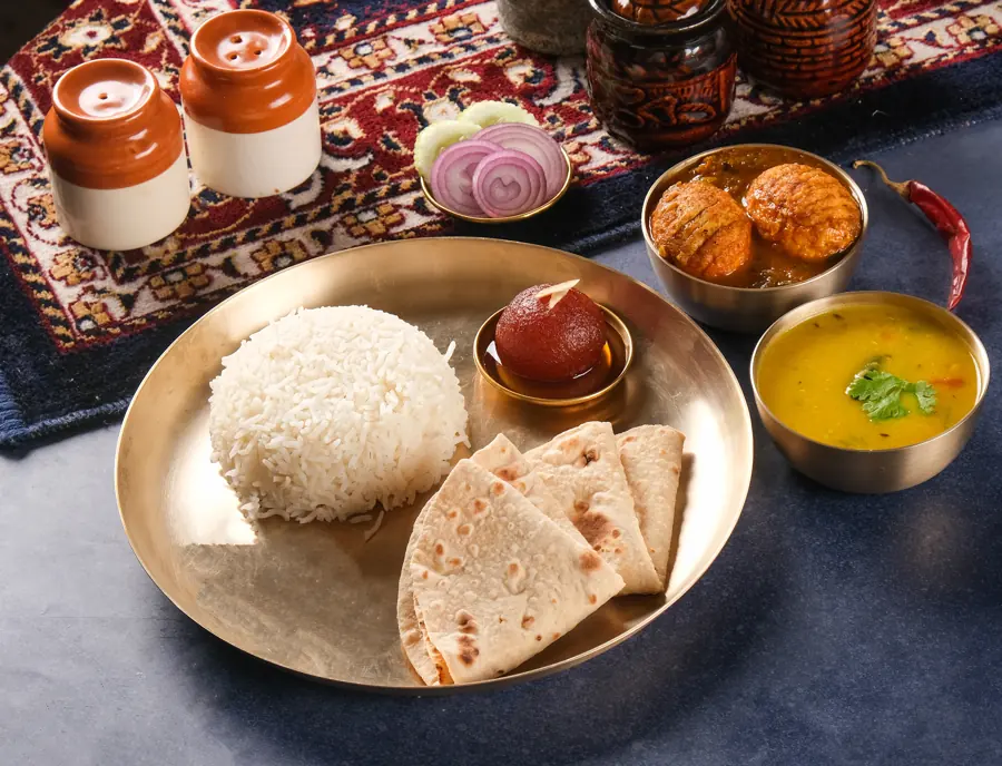 Thali with rice, roti, dal and gulab jamun
